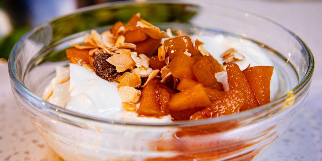 Campina kwark met zoete appelcompote, kaneel en granola