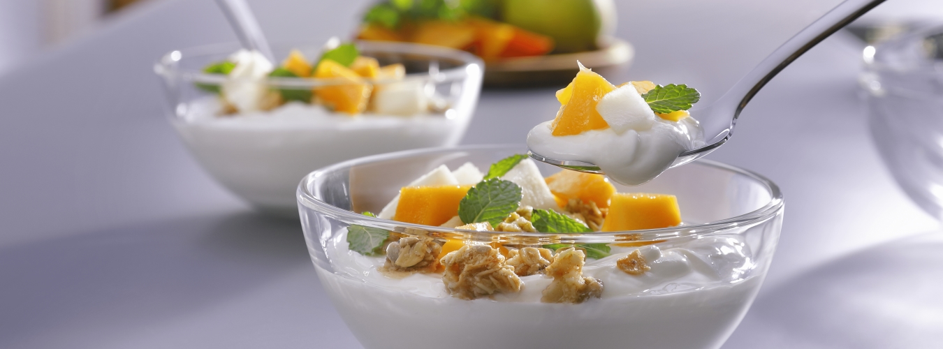 Magere milde kwark met fruit: mango, peer en granola