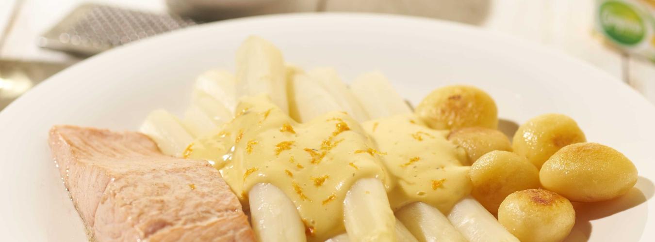 Asperges met zalmfilets en hollandaise saus met sinaasappel en tijm