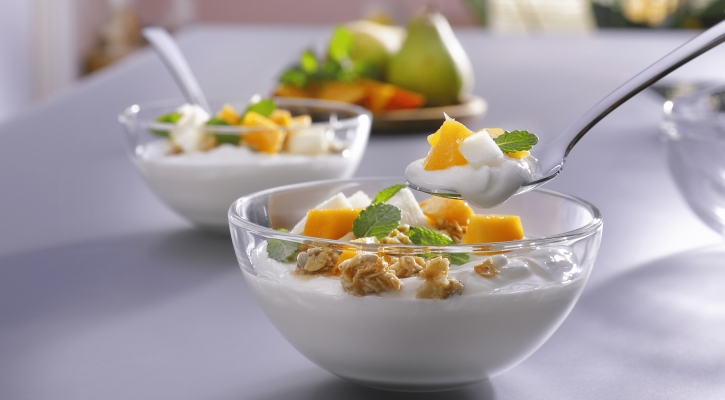 Magere milde kwark met fruit: mango, peer en granola