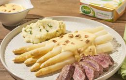 Asperges met lamsfilets en hollandaisesaus met geroosterde hazelnoten