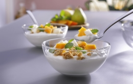 Magere milde kwark met fruit: mango, peer en granola