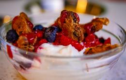 Campina kwark met Kaiserschmarren van havermout met rozijnen en rood fruit